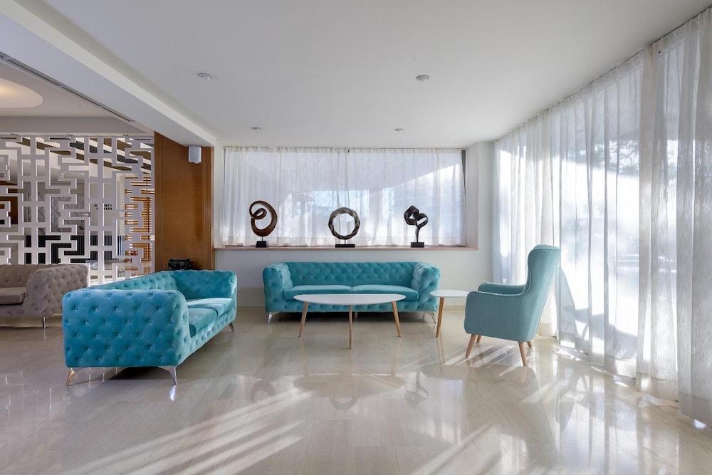 Lomeniz Hotel